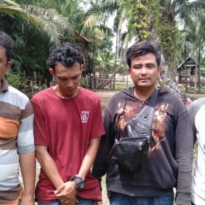 Foto: tersangka pemilik sabu-sabu ditangkap personel Polsek Panai Tengah.